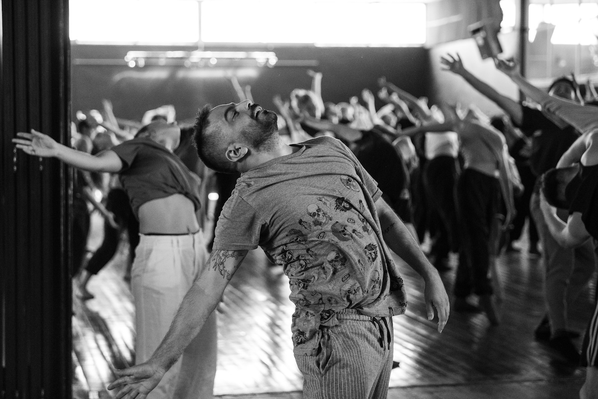 Imagen de Oscar Farias enseñando