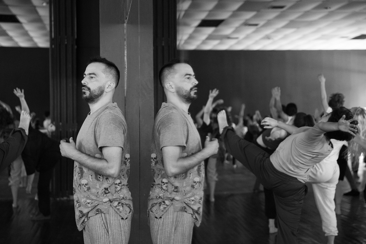 Imagen de Oscar Farias enseñando