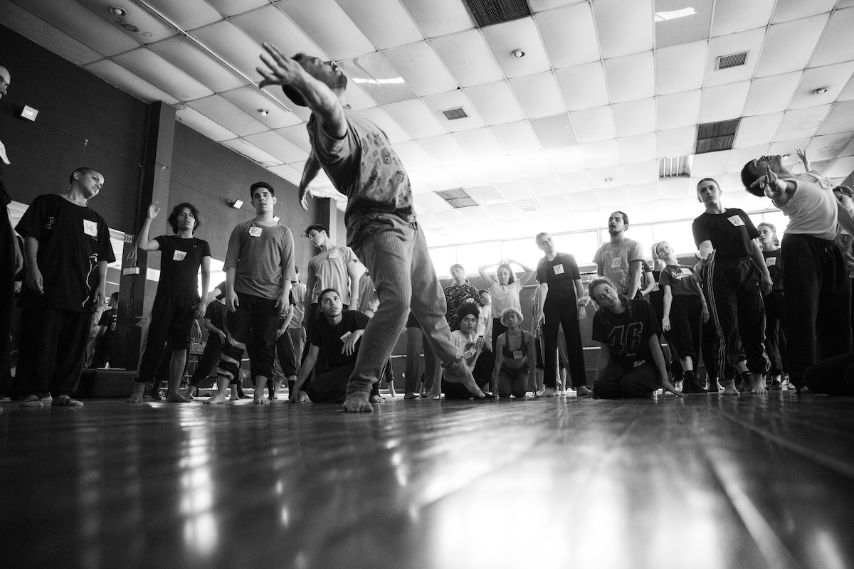 Imagen de Oscar Farias enseñando