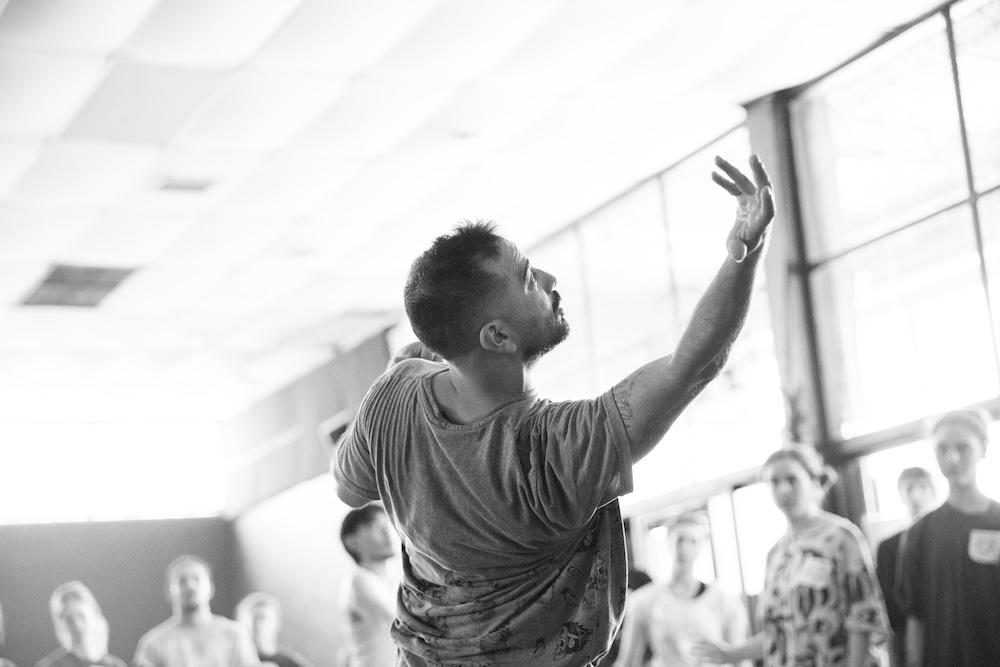 Imagen de Oscar Farias enseñando